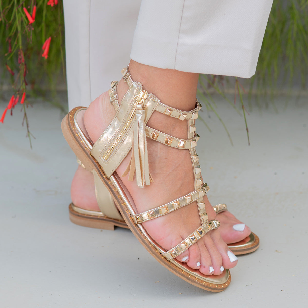 Atena Oro Sandalo con Borchie e chiusura con zip ai lati e frangia | Roberta Martini